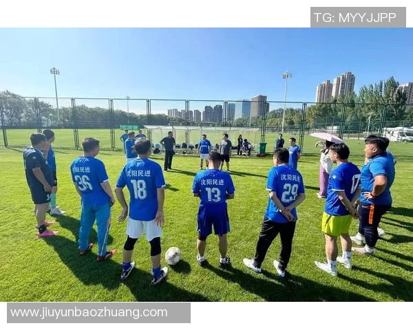 足球明星在绿茵场上挥洒汗水的精彩瞬间定格于镜头之中